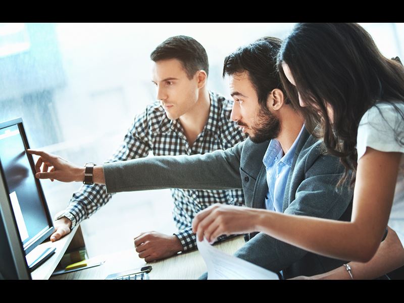 BUSINESS TEAM Looking At Screen Getty 857906012 LR